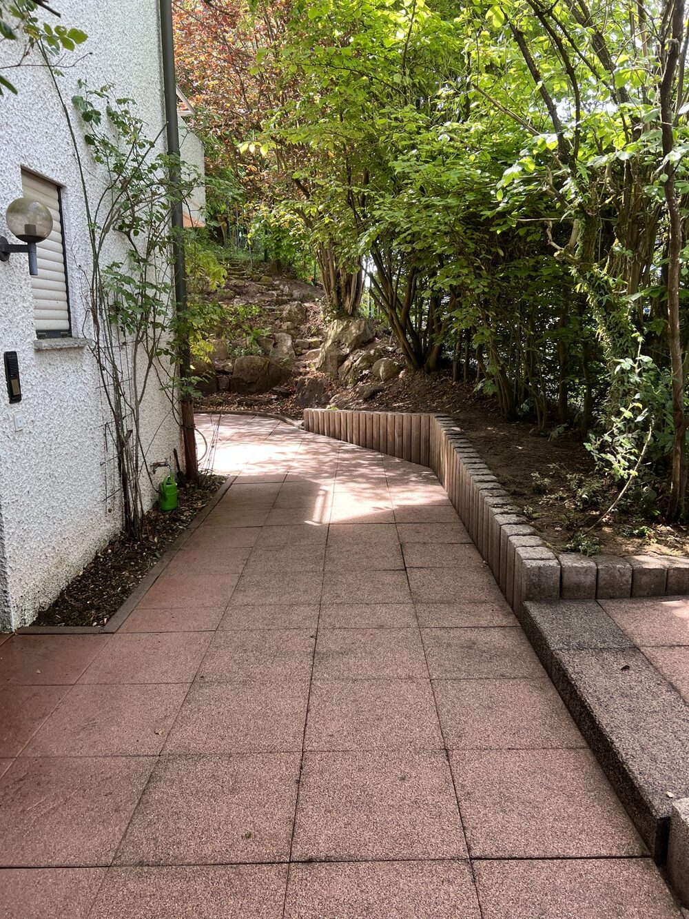 Gereinigter Gartenweg nach der Arbeit von O&S Gartendienste